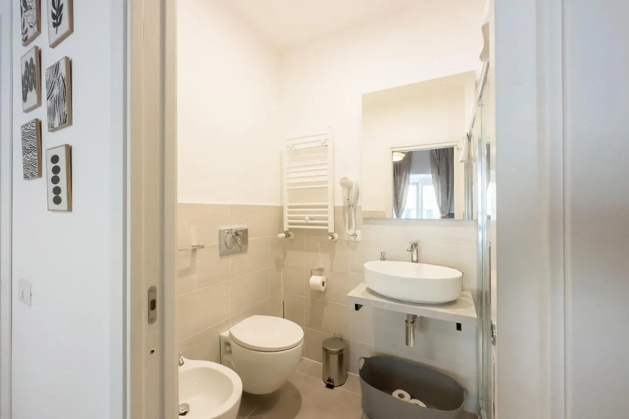 White Ostilia Guesthouse Rom Pensionat